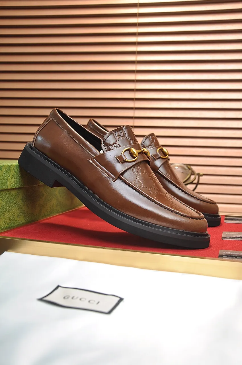 Men's shoes💰540💶Italy's top luxury men's shoe giant (GUCCI) (Gucci) (full cowhide lining) new arrival🍃Original European style🔰 Pleasant to the eye😍In order to make the shoes more durable and non-deformable🌀The production continues to follow traditional methods but there is still no lack of innovation💪Choose original sheepskin for the leather♻️ Smooth and natural And extra bright ⭐Made of imported cowhide, the first choice of rich people 38-45 (45 customized)